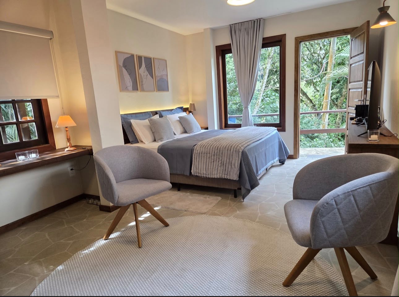 Suite moderne ouverte sur la jungle